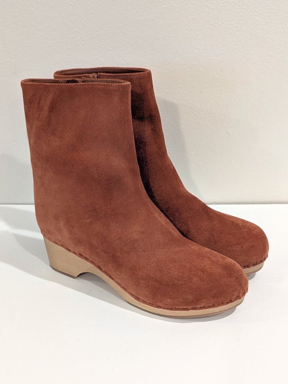 DÔEN Whitby Clog Boot 38/8 Rust Pumpkin Orange Suede Leather Wood Heel